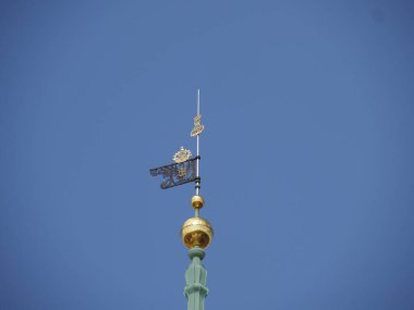 Kilise kubbesinin tepesindeki altın haç berrak mavi gökyüzüne parlıyor. İnancı ve ruhani bağlılığı simgeliyor.