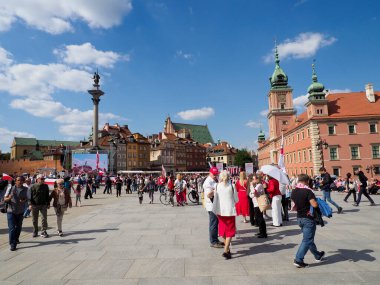 Varşova 'daki kalabalık kale meydanında tarihi Royal Castle' da güneşli bir günün tadını çıkarıyorlar.