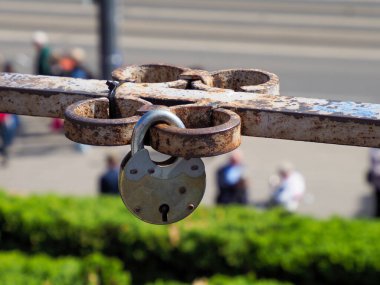 Zincirleme bağlantıya bağlı metal asma kilitler güvenlik ve koruma kavramı görüntüsü oluşturur