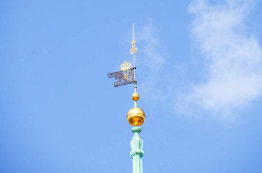 Televizyon kulesi, aşağıdan gelen açık mavi bulutlu gökyüzüne karşı iletişim anteniyle donatıldı.