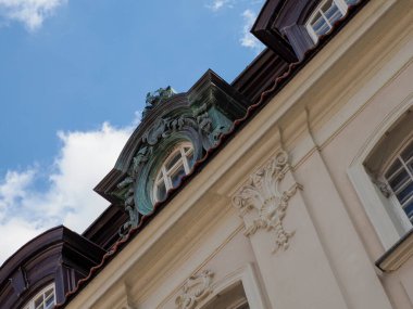 Dekoratif heykel detayları ve dekoratif unsurların düşük açıyla göründüğü klasik barok bina cephesi