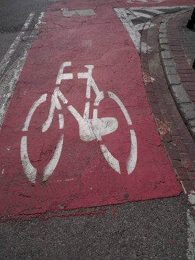 Yıpranmış asfalt kaldırımda giriş işareti yok Yaya ve bisikletçiler