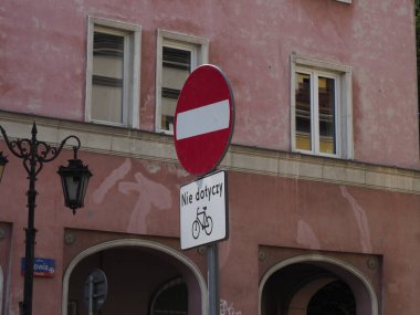 Avrupa 'nın eski semtindeki pembe tarihi bina duvarına giriş trafik tabelası asılmamış