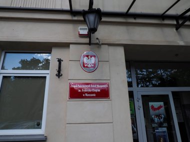 Resmi hükümet tabelaları ve bilgi panolarının yer aldığı modern ofis girişi