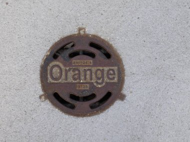 Eskimiş Turuncu Telekomünikasyon Şirketi logosu yıpranmış beton duvar yüzeyine işlenmiş.