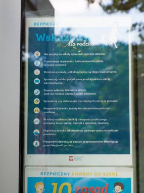 Kamu alanındaki turizm haritası ve şehir yönergelerine sahip bilgilendirme panosu