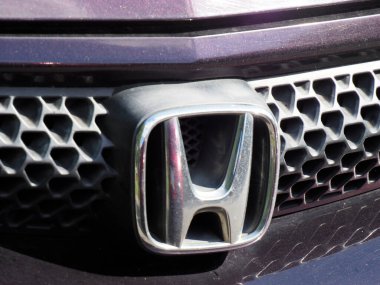 Modern aracın siyah bal peteği ızgara deseninde Honda amblemi belirgin bir şekilde gösterilir