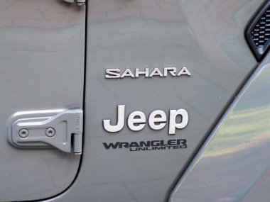 Jeep Wrangler Sahra sürüm logosu ve gümüş aracın dış görüntüsü