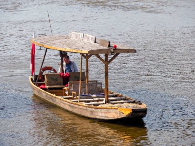 Sakin bir yaz sabahı rıhtıma yanaşmış geleneksel ahşap nehir teknesi.