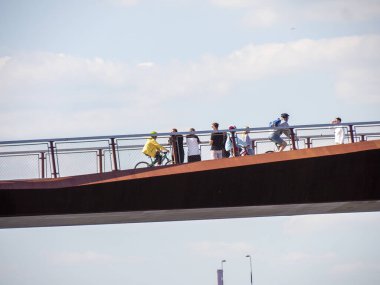 Yolcu feribotu geniş nehir kanalından geçiyor. Manzaralı su yolculuğunun tadını çıkarıyorlar.