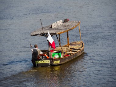 Bulutlu bir günde sakin sularda yüzen balıkçılarla geleneksel ahşap balıkçı teknesi