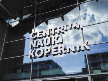 Centrum Nauki Kopernik binasının yakın çekim görüntüsü geometrik cam mimari çerçeve boyunca işaret veriyor