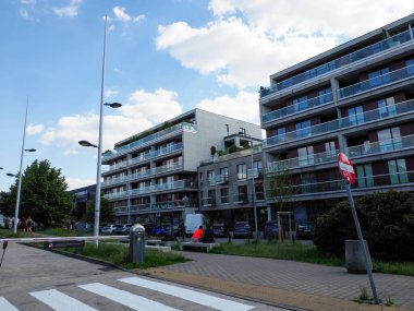 Şehir merkezinde balkonları ve açık mavi gökyüzü olan modern apartman kompleksi