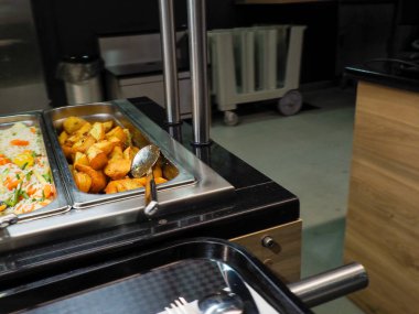 Isıtmalı gıda ısıtıcılarıyla modern self servis büfesi profesyonel mutfakta hazır yemek sergiliyor.