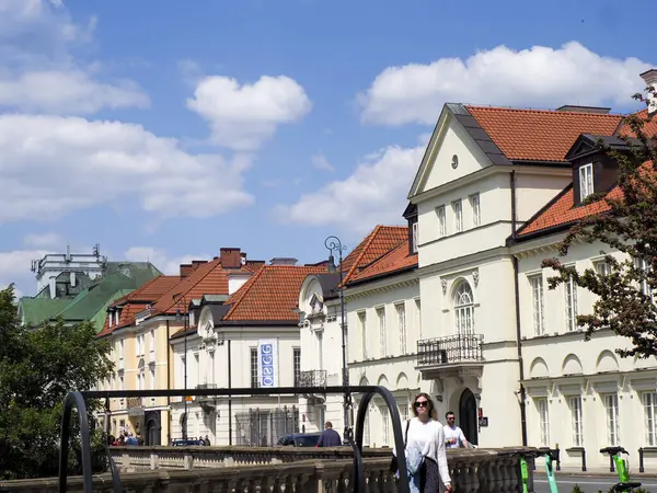 Geleneksel mimarisi olan tarihi Avrupa şehir meydanı ve canlı kentsel kültür sahnesi yaratan insanlar