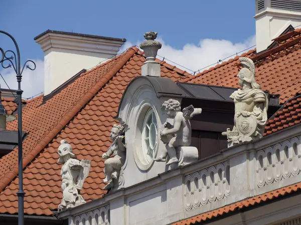 Heykel figürleri ile barok mimari unsurların detaylı görünümü ve tarihi çatı katının süslemeleri