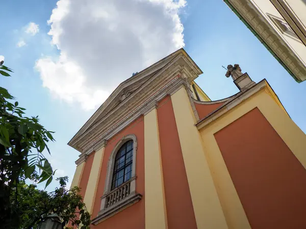 Dramatik gökyüzüne karşı süslü detaylarla dolu tarihi Avrupa binasının düşük açılı mimari fotoğrafçılığı