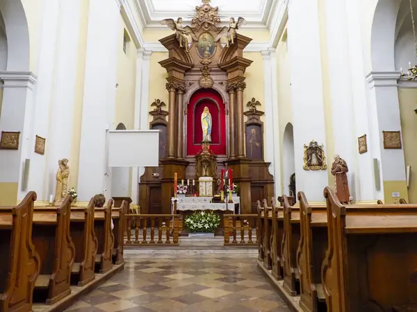 Muhteşem bir barok kilisesi. Kemerli mimarinin altında kırmızı dini bir ikon sergileniyor.