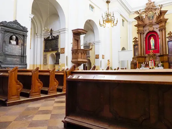 Süslü ahşap günah çıkarma kabinine sahip zarif kilise iç mimarisi oyulmuş dini süslemeler ve geleneksel Katolik mimari unsurları