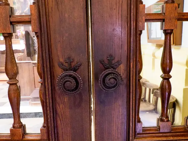 Ahşap kilise korosu tezgahlarını ayrıntılı barok oymalar ve dini motiflerle süsleyerek geleneksel dini oturma düzenini oluşturur.