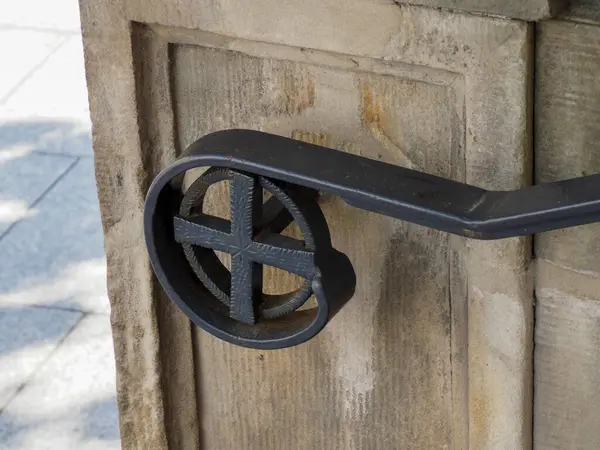 Tarihi kilise çan mekanizmasını ya da mimari mekanizmayı temsil eden demir dişli ve taş tabanlı klasik mekanik tekerlek sistemi