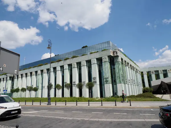 Şehir ortamında cam cepheli ve çağdaş mimari tasarımı olan modern hükümet binası