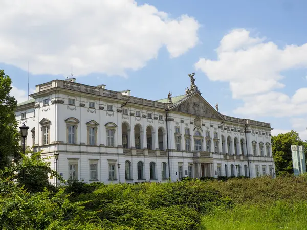 Simetrik beyaz sütunları ve manikürlü bahçeleri olan büyük neoklasik hükümet cephesi