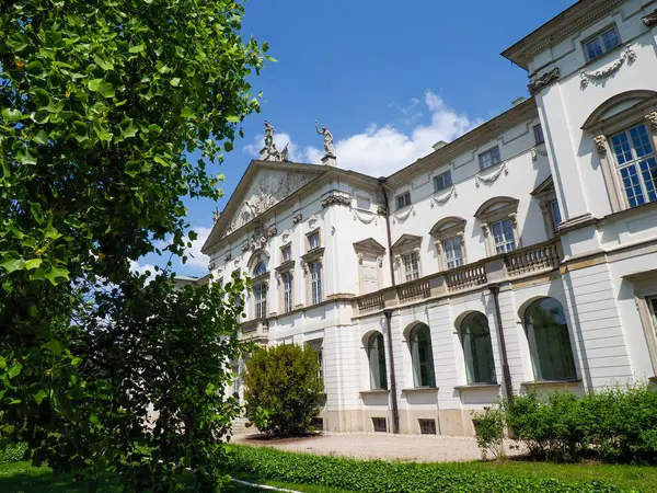 Süslü sütunları ve yemyeşil ağaçların çerçevelediği muhteşem barok saray cephesi