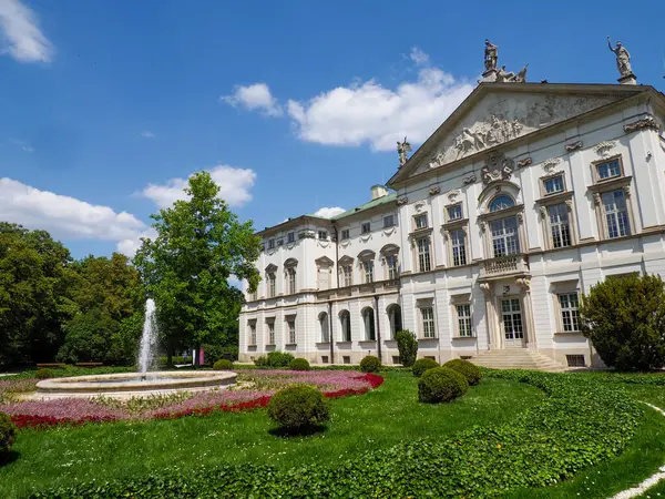 Resmi bahçeleri ve Avrupa tarzında geometrik çiçek tarhları olan Neoklasik Saray Binası