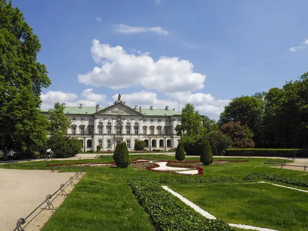 Resmi peyzaj bahçeleri ve patikaları olan tarihi saray kompleksinin geniş açılı görüntüsü