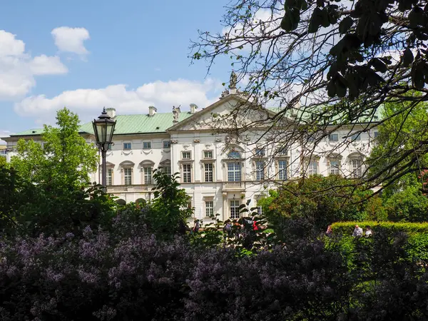 Süslü mimarisi olan tarihi neoklasik saray binası çiçek açan bahar bahçeleriyle çevrili.