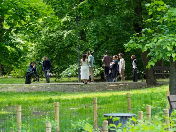 Düğün fotoğrafçılığı, gelin ve profesyonel fotoğrafçı ekibiyle birlikte yemyeşil parkta yapılıyor.