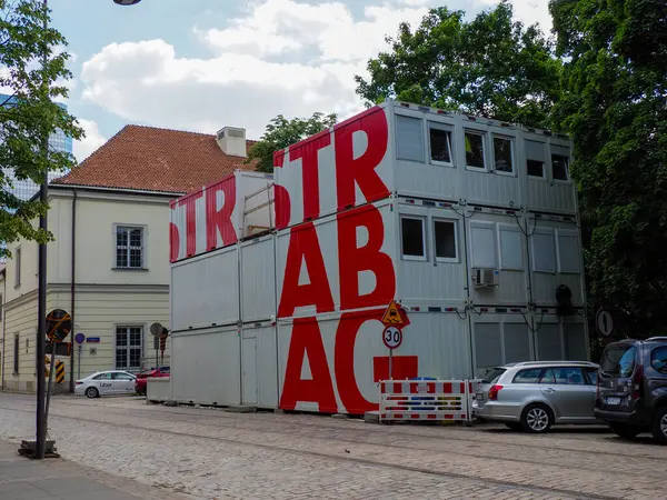 Şehir ortamında cesur kırmızı harflerle modern mimari tasarımı olan çağdaş tiyatro binası