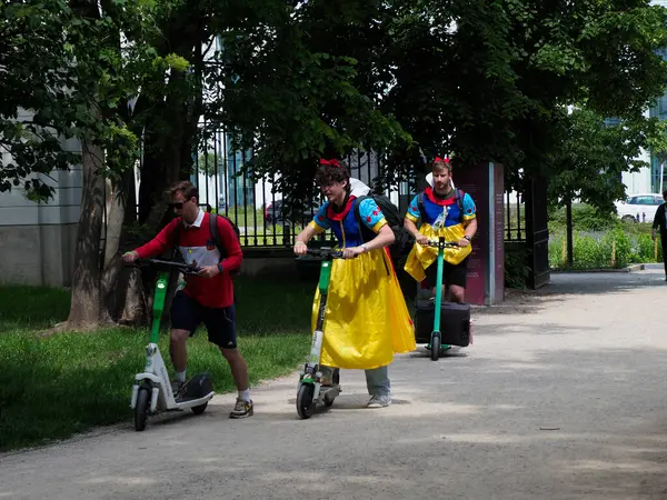 Canlı geleneksel kostümlü halk dansçıları halka açık park ortamında enerjik dans gösterileri sergiliyorlar.
