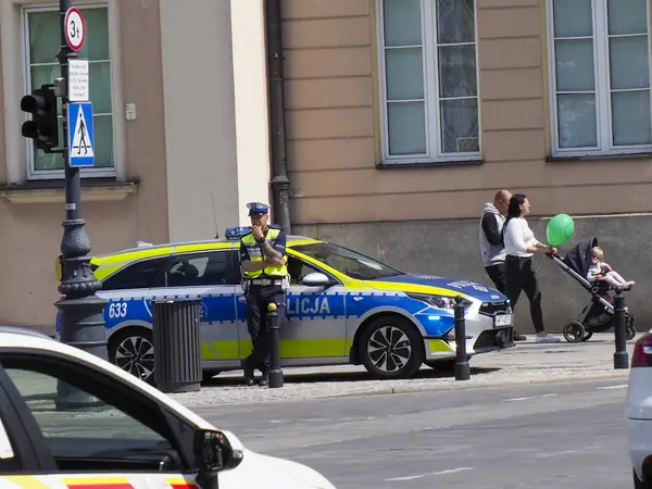Polis memurları şehir yerleşim bölgesinde rutin sokak devriyesi ve araç denetimi yapıyor.