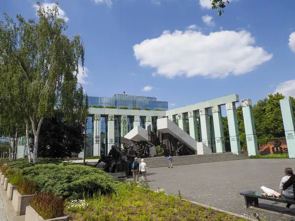 Parlak güneşli bir günde müze binası ve anıt meydanı olan Varşova Ayaklanması Anıtı