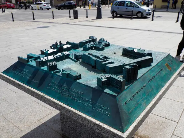 Bronz anıt modeli, detaylı mimari unsurlar ve şehir planlama ile tarihsel şehir planlarını gösteriyor