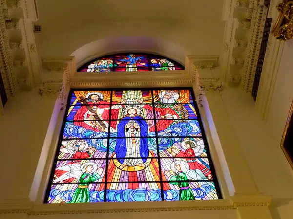 Dini sahneleri canlı renklerle ve karmaşık sanatsal ayrıntılarla gösteren görkemli vitray.