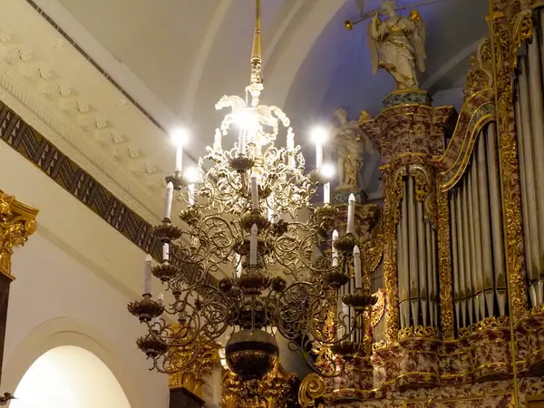 Karmaşık altın süslemeleri ve dekoratif detaylarıyla özenle hazırlanmış barok kilise orgu geleneksel dini zanaat ve müzik mirasını gözler önüne seriyor.
