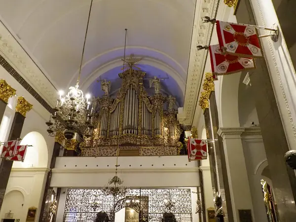 Büyük kilisenin içinde kristal avizelerle süslü boru orgu sergileniyor ve özenle hazırlanmış barok mimari detaylar görkemli bir tapınma ortamı yaratıyor.
