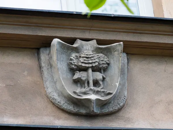 Tarihi binanın ön cephesine ayrıntılı taş arma oyulmuş.