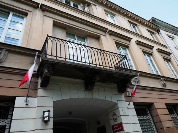 Geleneksel balkon ve mimari detaylara sahip tarihi kentsel yapı cephesi