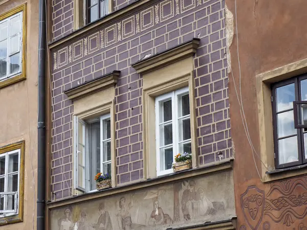 Eski kentte geleneksel pencereleri ve mimari detayları olan tarihi Avrupa tuğla ve taş binalar