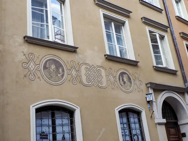 Klasik mimari detaylarla süslü dairesel madalyonlar ve kemerli pencerelerle geleneksel Avrupa binası ön cephesi