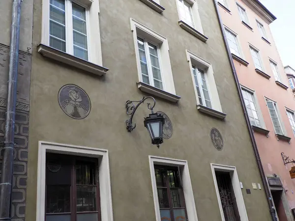 Pastel renkli tarihi binalar ve geleneksel pencerelerle büyüleyici Avrupa caddesi köşesi pitoresk şehir manzarası yaratıyor