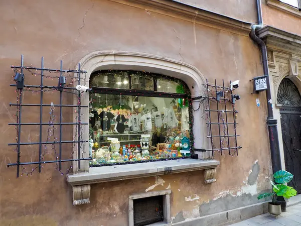 Dekoratif demir parmaklıklar ve klasik ekran atmosferik eski kasaba alışveriş manzarası yaratan tarihi Avrupa mağaza penceresi