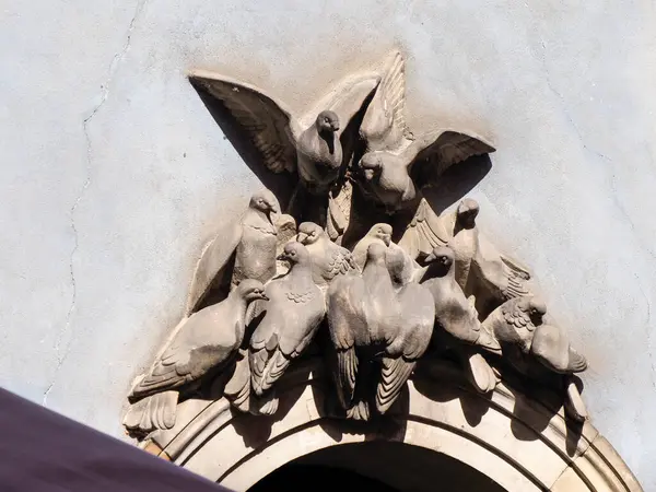 Süslü taş mimari heykel dekoratif oymalı kartallar ve tarihi yapı ayrıntıları üzerinde hanedan unsurlar