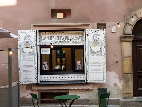 Geleneksel Avrupa mağazası vitrininde tarihi eski şehir ortamında eski tabelası ve yeşil ahşap panjurları var.