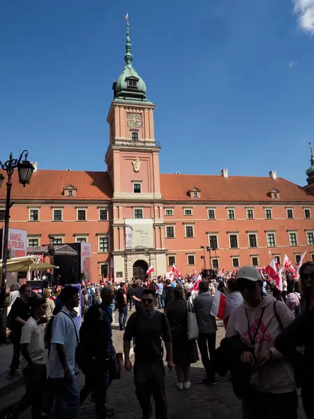 Gündüz vakti tarihi Varşova Kraliyet Kalesi önünde büyük bir kalabalık toplandı.