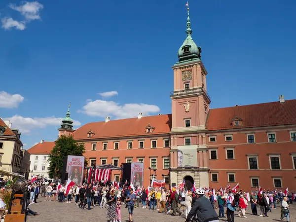 Royal Castle Varşova 'nın geniş açılı görüntüsü. Kültür festivali sırasında kalabalık olacak.
